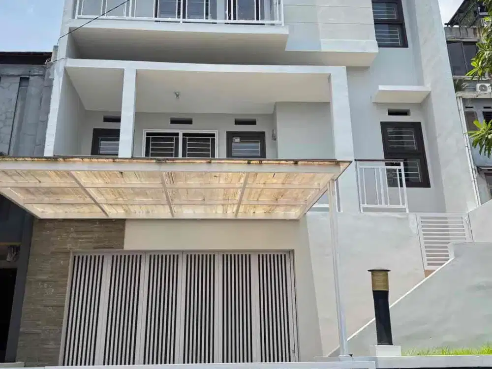 dijual rumah 3 lantai siap huni dalam Komplek One gate di pasir Impun mandalajati Bandung