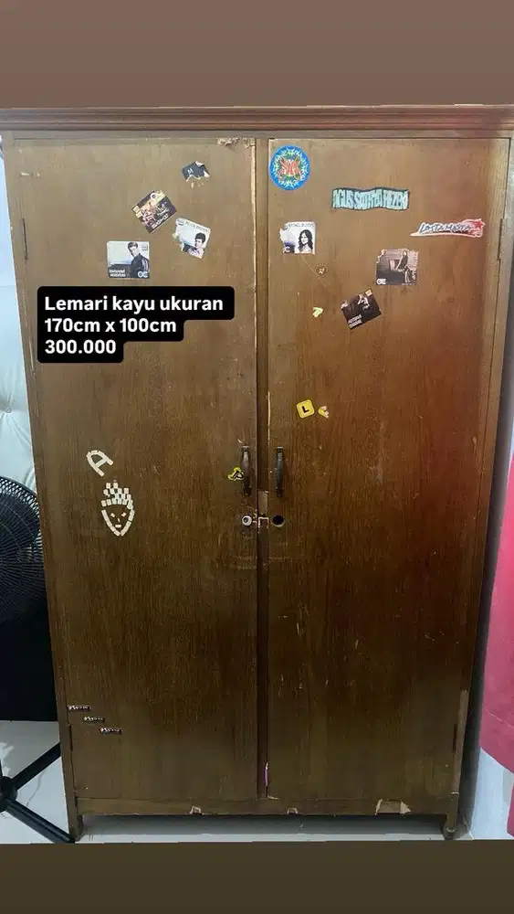 Lemari kayu dua pintu