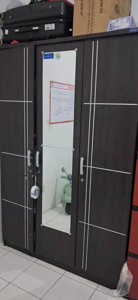 Lemari 3 pintu dijual murah aja