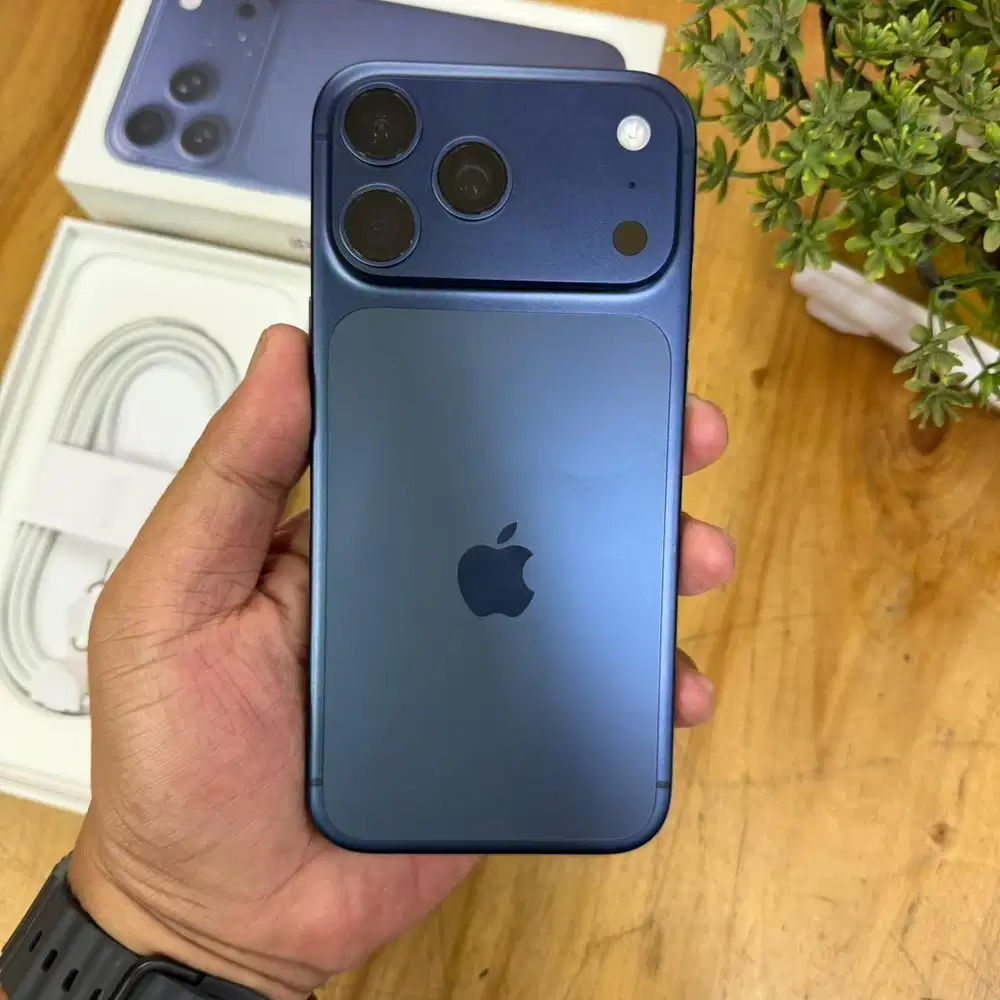 iPhone 17 pro max 256gb deep Blue Garansi resmi April 2027