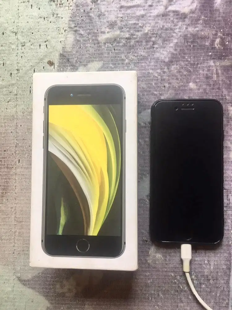 Black iPhone SE 2 2020 64GB iBox