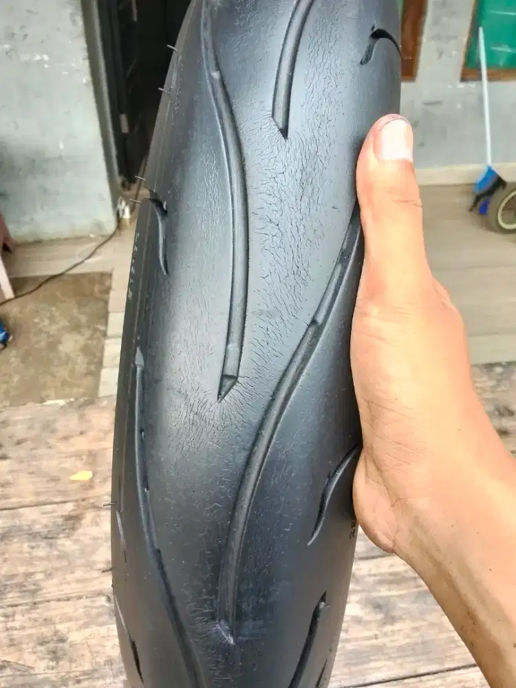 Ban copotan Zeneos ukuran 90/80 ring 17