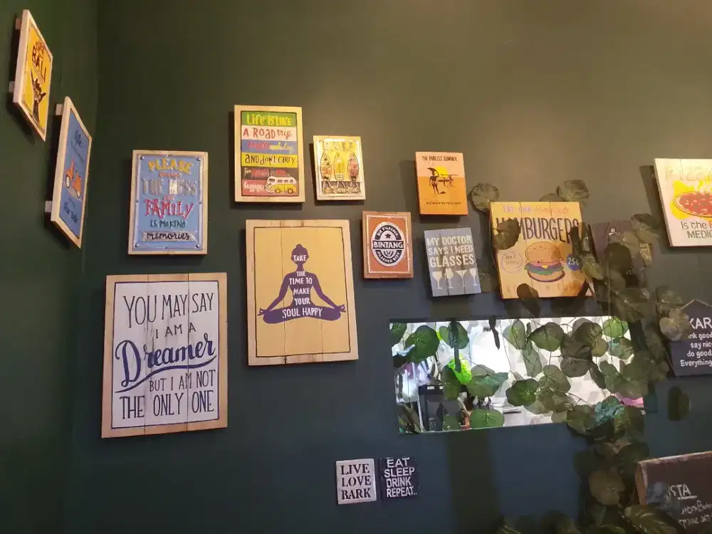 Lukisan Hiasan Dinding Kayu Cocok Untuk Cafe