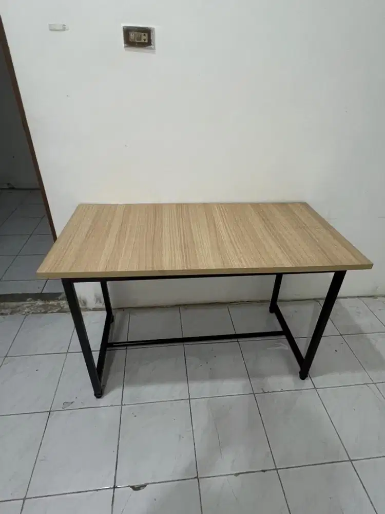 Meja kayu (Bekas, Kondisi 9/10)