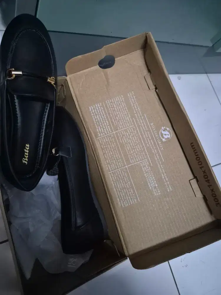 Sepatu Bata size 36 kecil