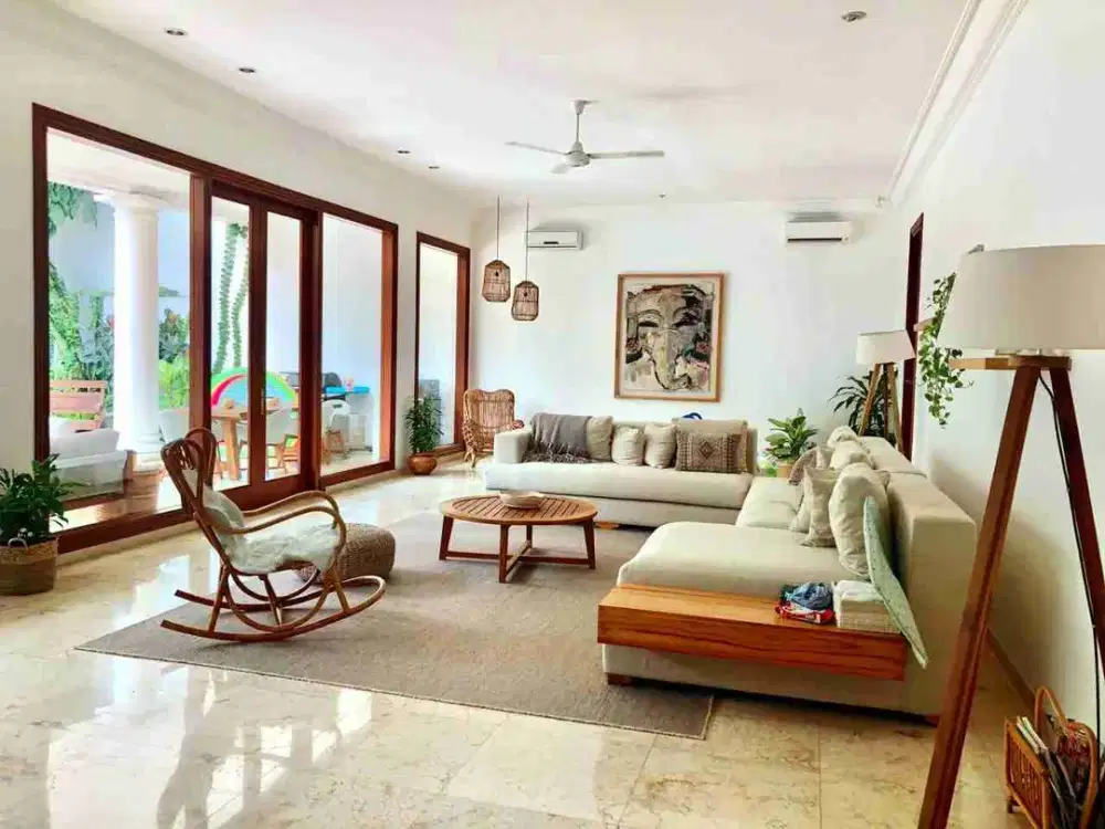 Sewa Rumah Taman Luas di Simprug Golf Jakarta Selatan