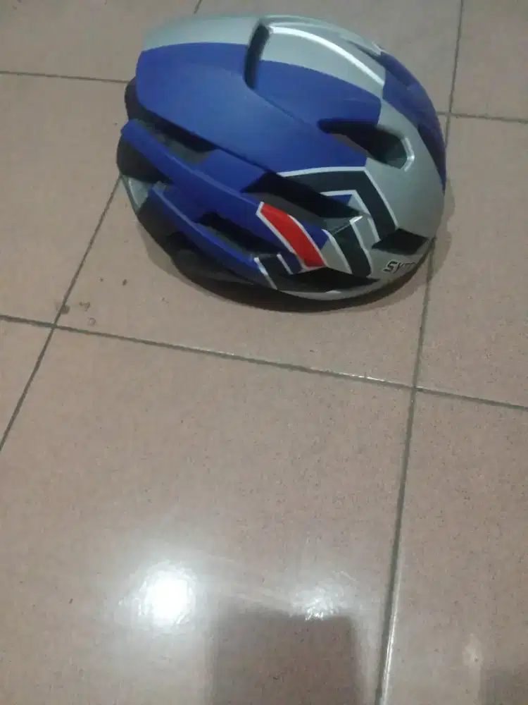 Helm sepeda masih seperti baru