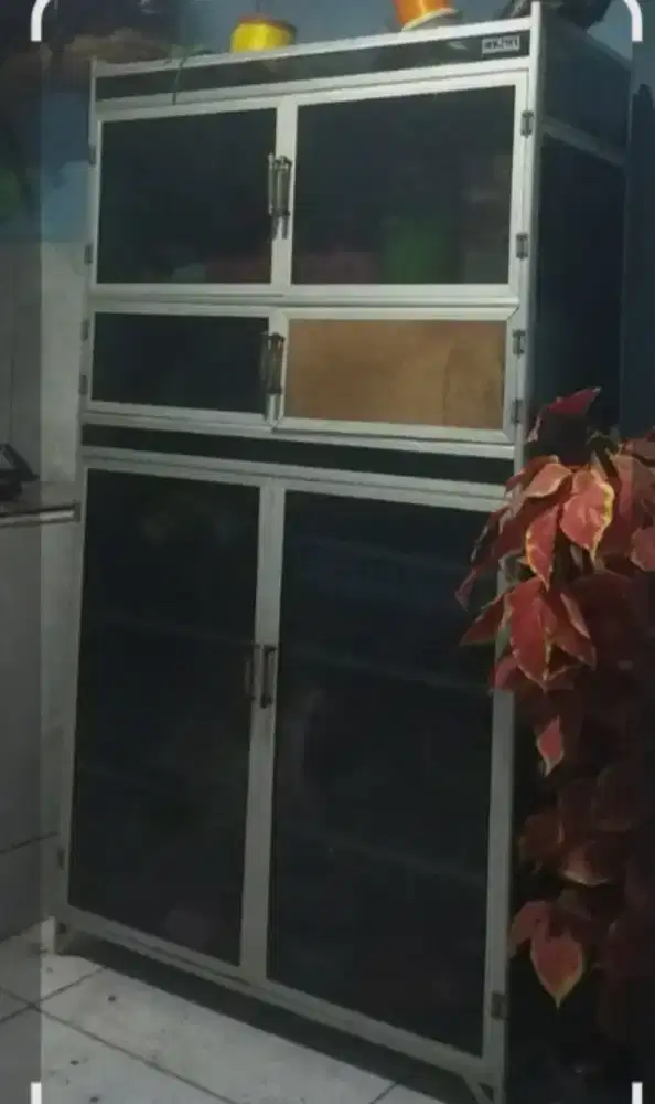 Rak piring kaca hitam