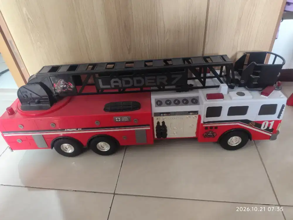 Mainan Truk Pemadam Kebakaran (Fire Truck)