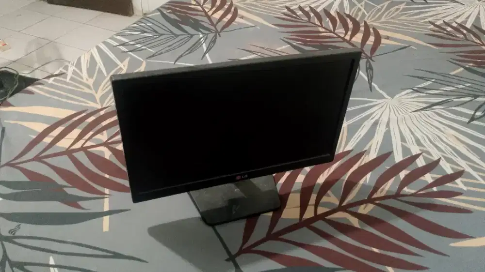 Monitor 19 inch 60 hz, mines ada spotlight di kanan bawah