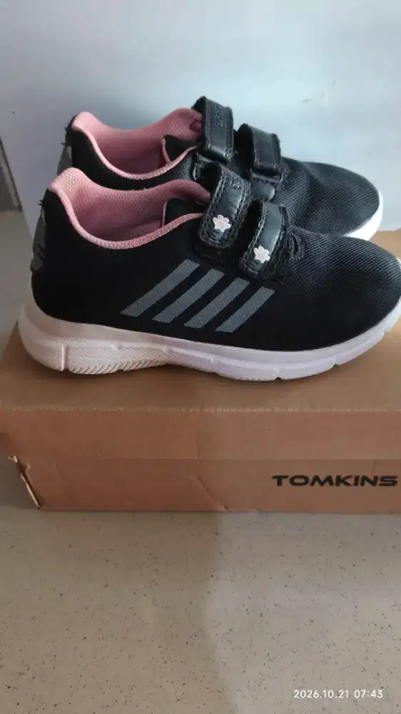 Sepatu anak merk tomkins