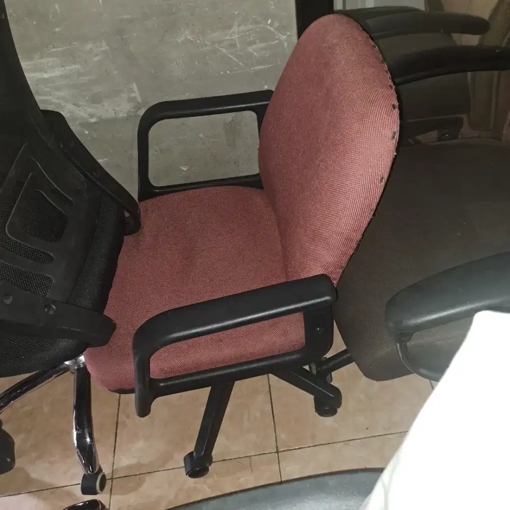 Kursi kantor merah tangan roda