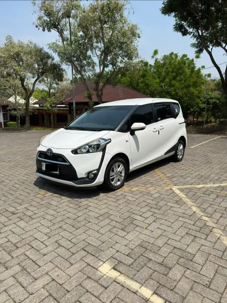 Dijual : toyota sienta  2017 M/T putih istw