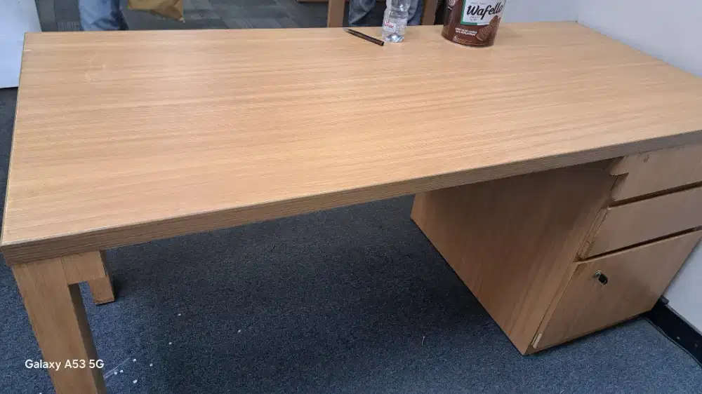 Meja kantor triplek