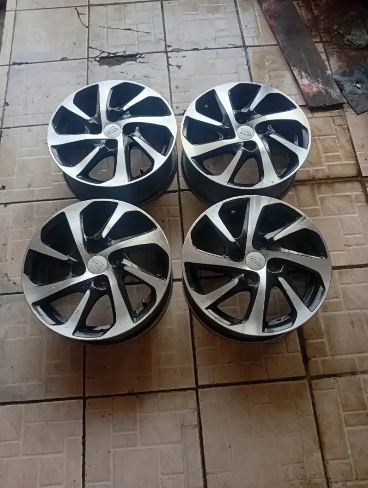 Velg sigra r14 pcd 100