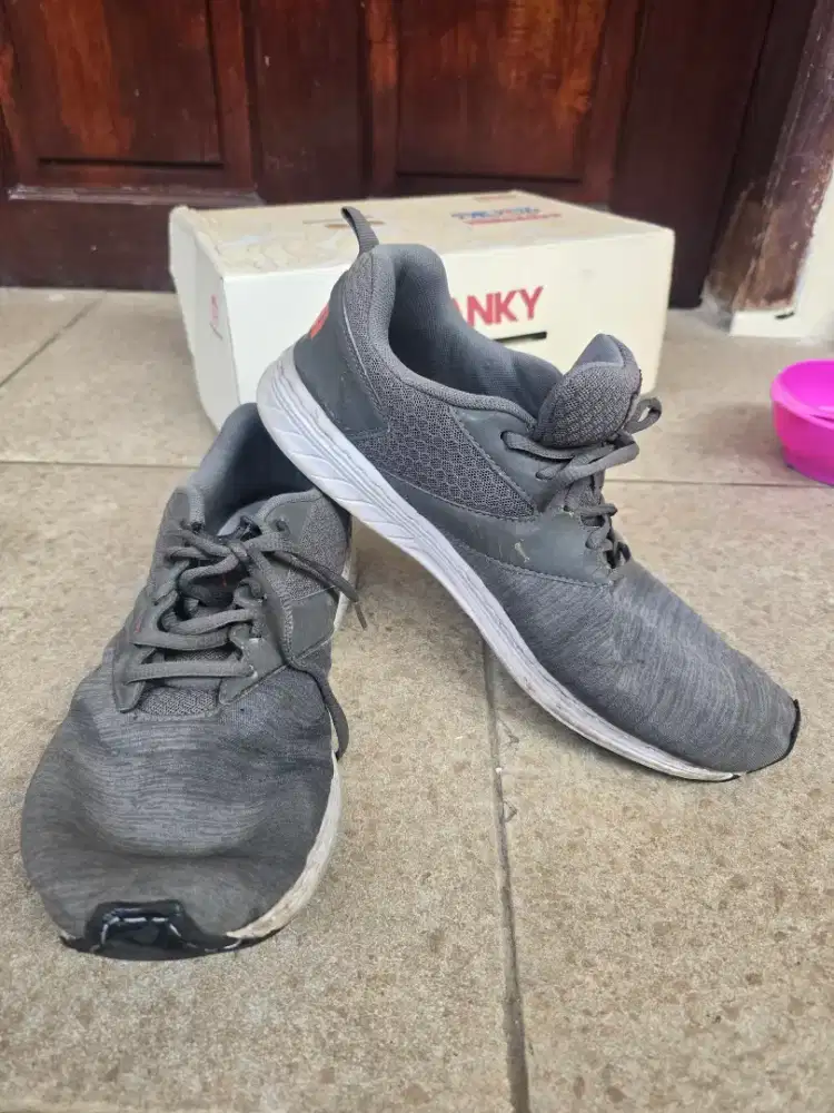 Sepatu Puma pria grey