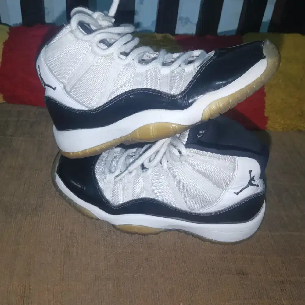 Sepatu basket retro 11
