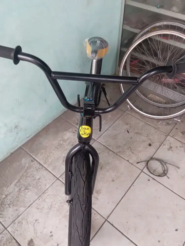 Sepeda BMX ukuran 20