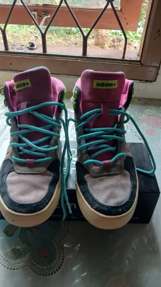 Sepatu merk Adidas
