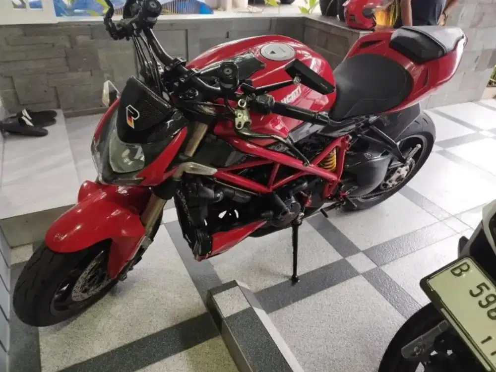 Dijual Ducati street fighter 848 tahun 2012 full paper