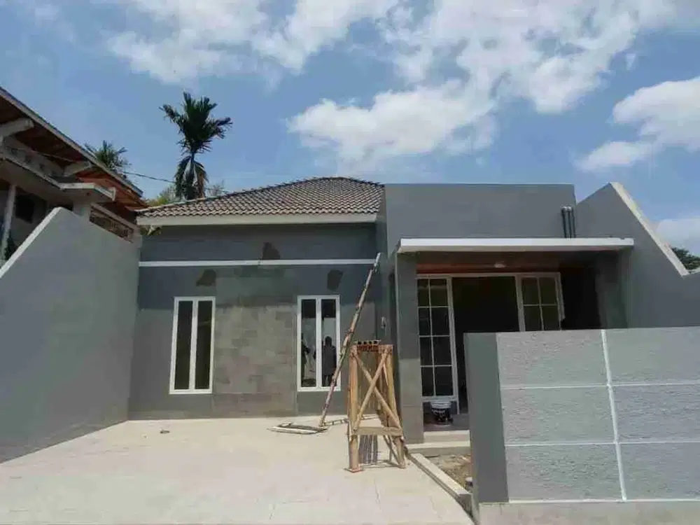 Rumah Baru modern yang Tata Ruang Lega dekat Sekolah Budi Mulia, UNRIYO & Pasar Gentan