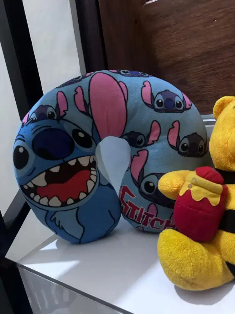 Boneka anak dan bantal pala