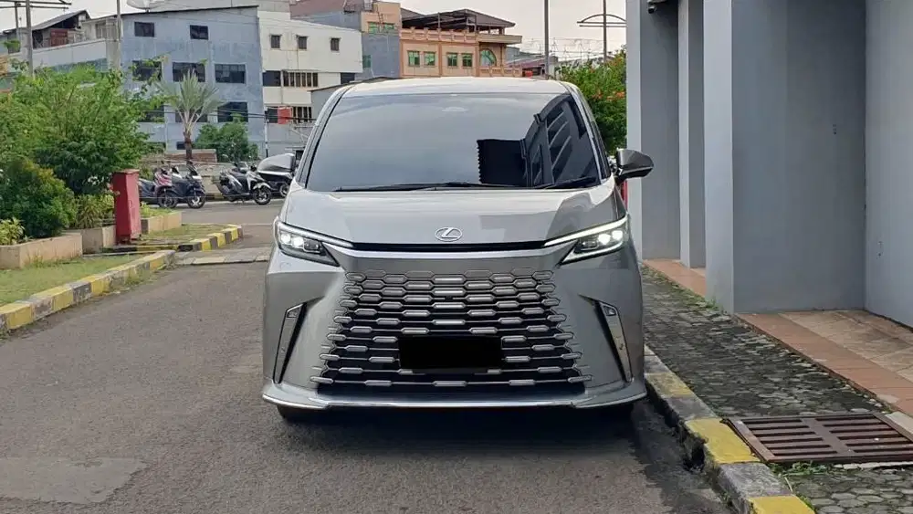 Lexus LM350 LM 350 Hybrid Exe  VIP 2+2 4 Seater AT Titanium 2025 km5rb