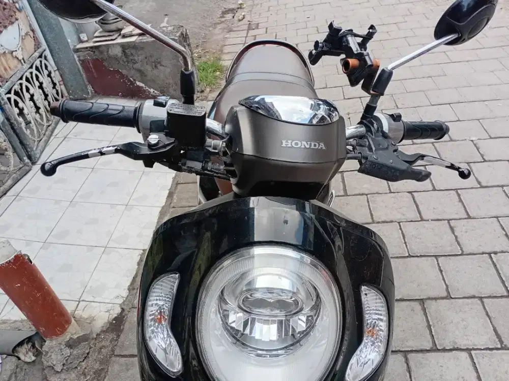 Scoopy Prestige Hitam 2022