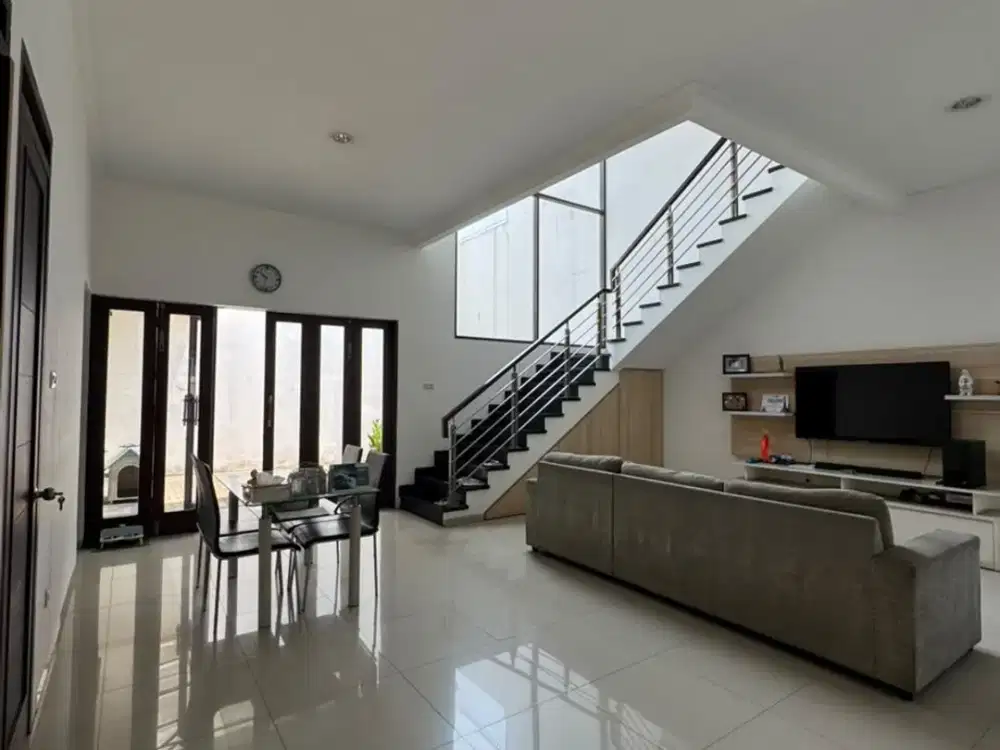 Dijual Rumah 2 Lantai Semi Furnished Nyaman Siap Huni Lokasi di Singgasana Pradana Bandung