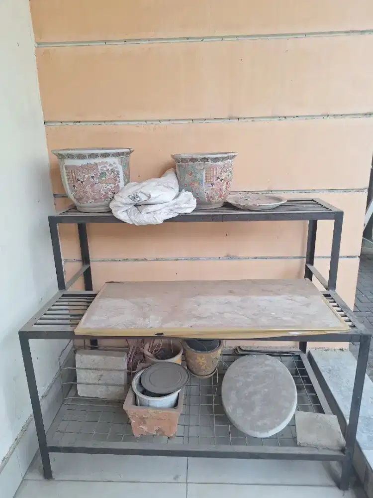 Rak atau Meja untuk Pot Tanaman