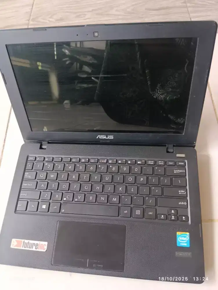 Dijual laptop Asus Type X200CA lengkap adaptor charger.. spek joss