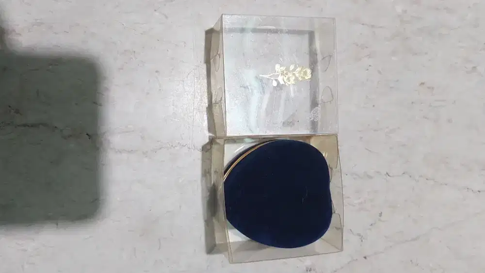 Tempat Cincin Lamaran Bludru Biru Gelap