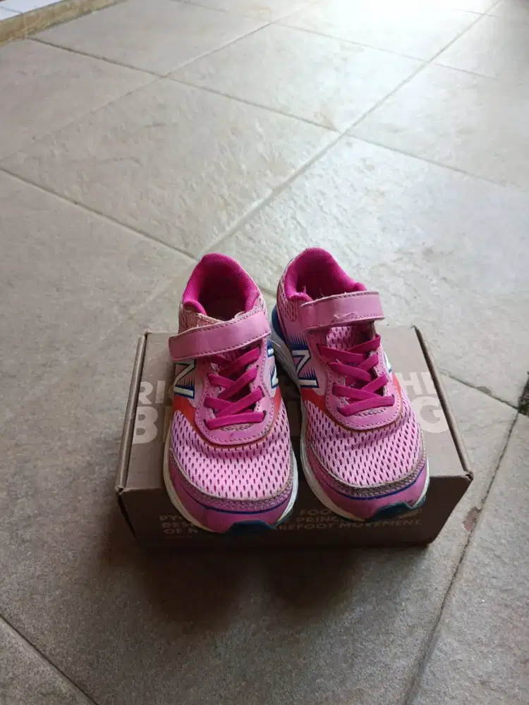 New Balance Kids seri 680v6 Running Shoes