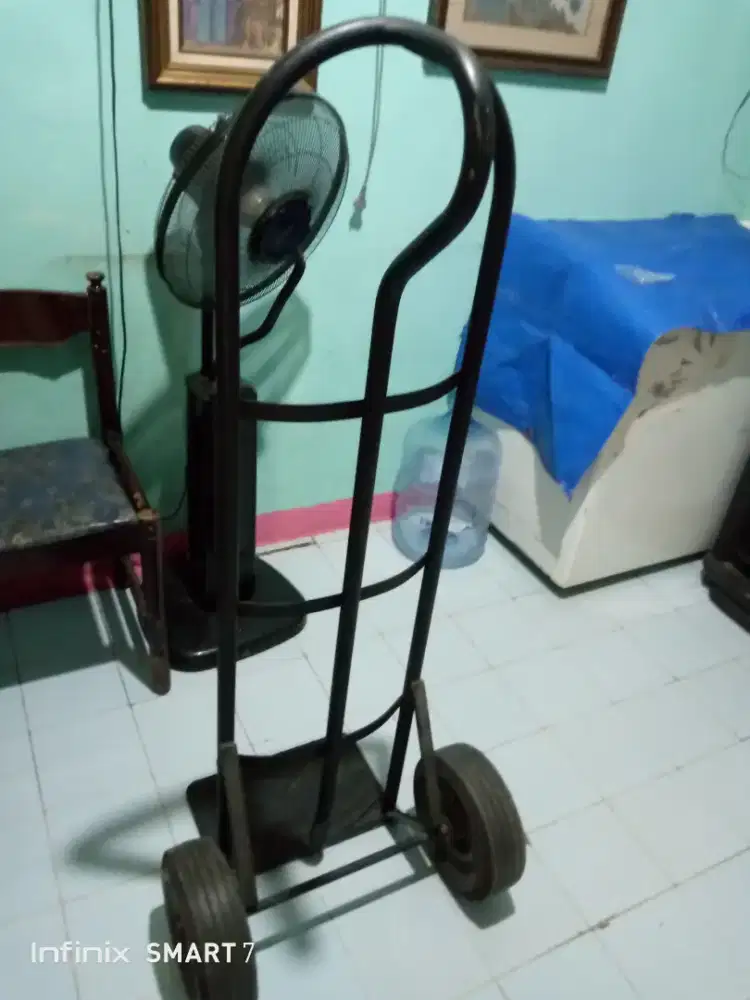 Troli besi untuk angkut barang berat