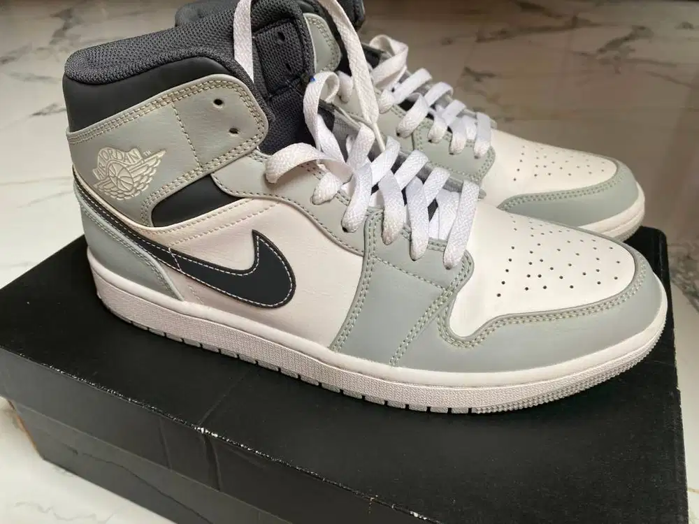 Air Jordan 1 Mid Light Smoke Grey Anthracite