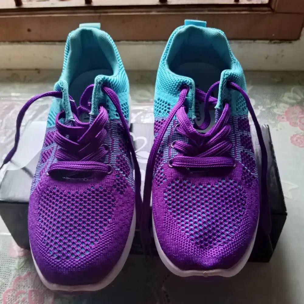 Sepatu bekas rasa Baru