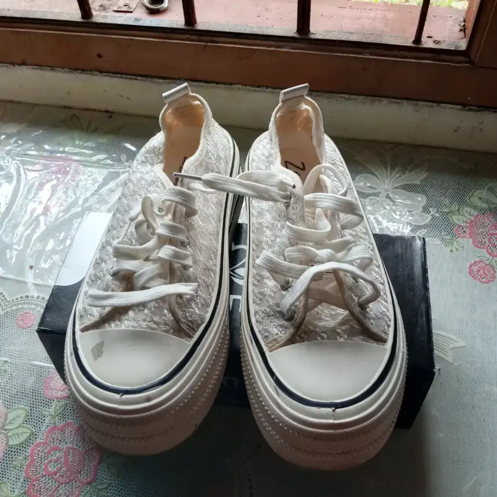 Sepatu brokat putih