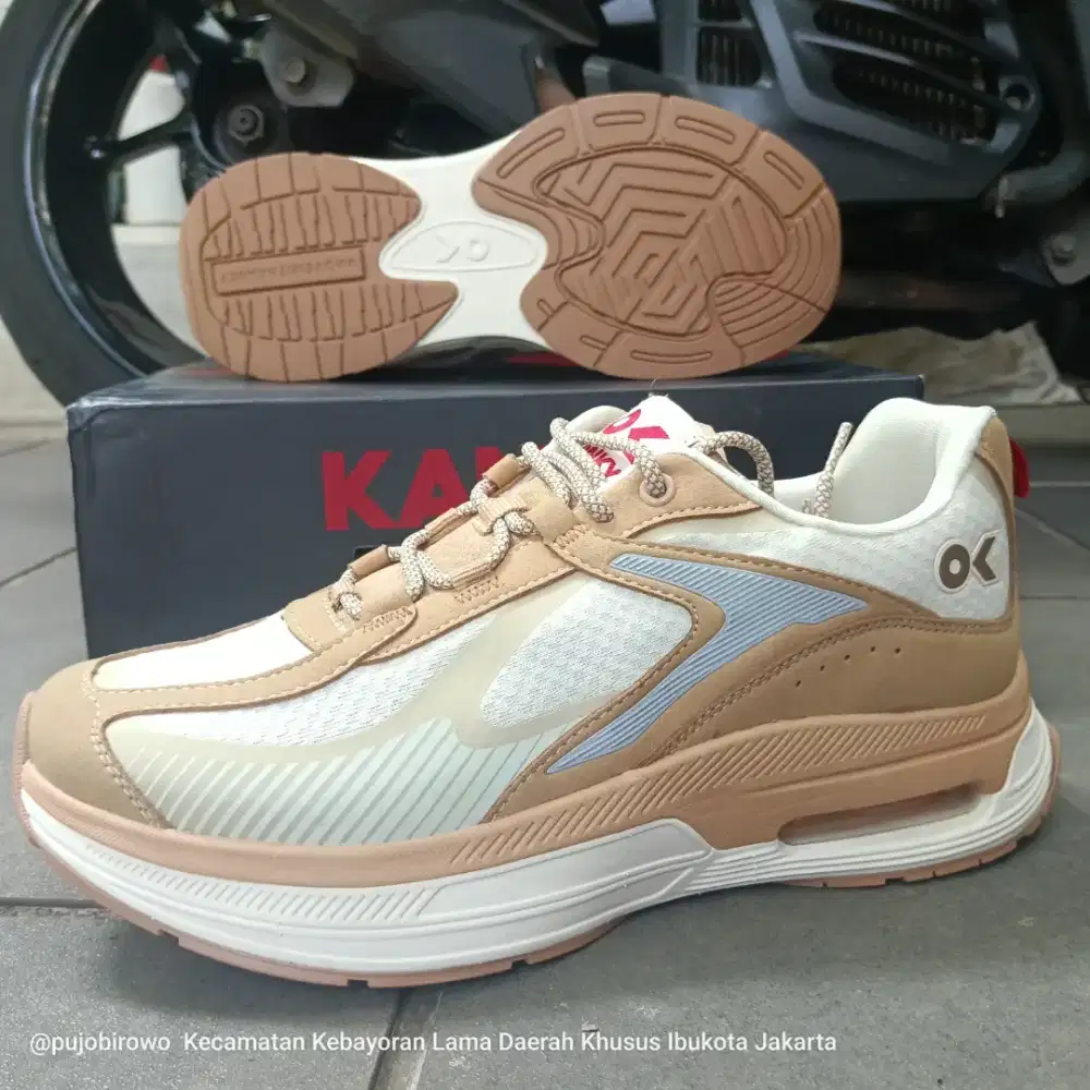 Sepatu sneakers size 42