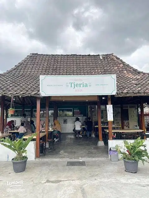 TUKANG BERSIH BESIH KEDAI TJERIA 90