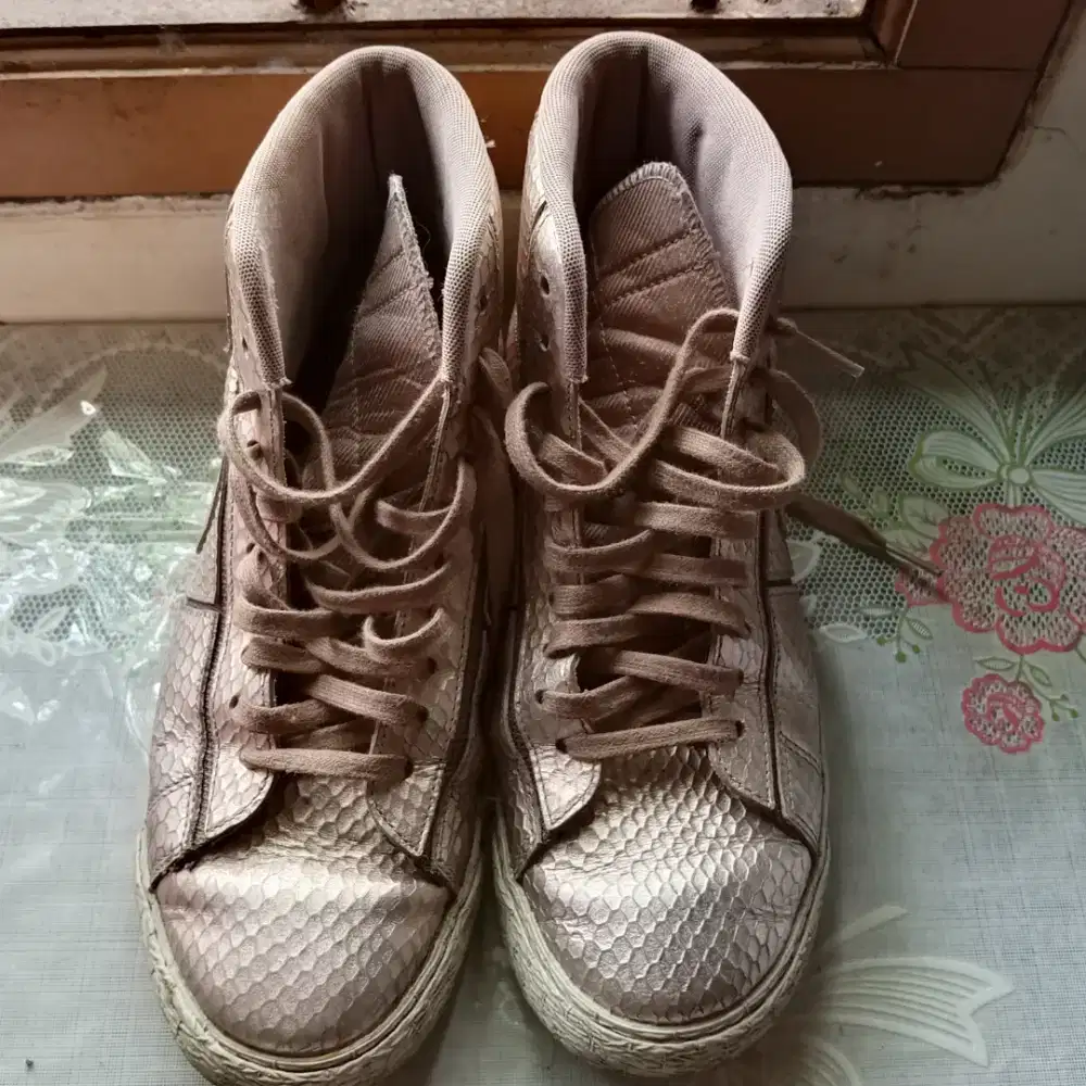 Sepatu warna emas snake skin