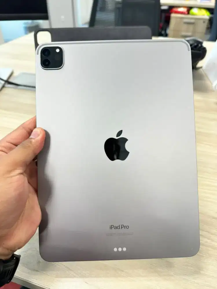 Dijual Cepat Ipad Pro M2 11 inch,  Wifi Only + Keyboard Goojodoq