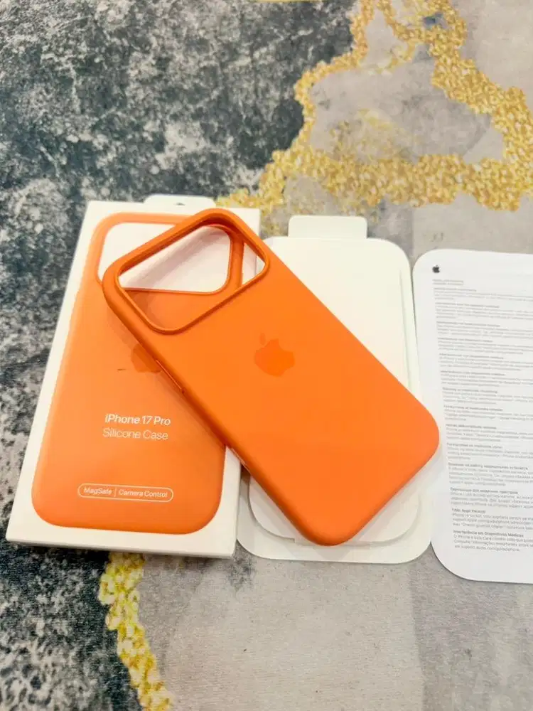 Silicone Case Orange iphone 17 PRO Magsafe Original Apple