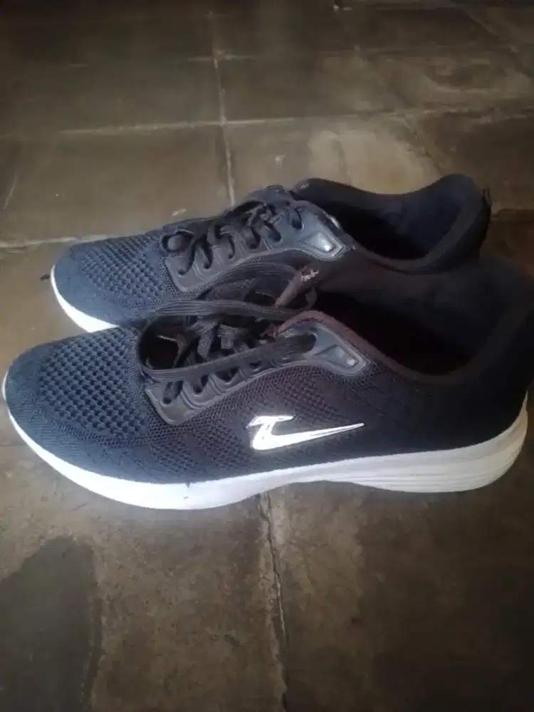 1 pasang sepatu