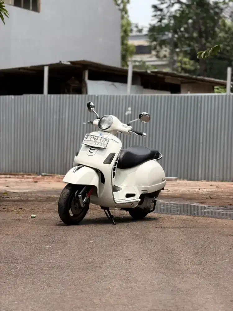 JUAL PIAGGIO VESPA GTS 150 3V TH 2014 PERFECT CONDITION
