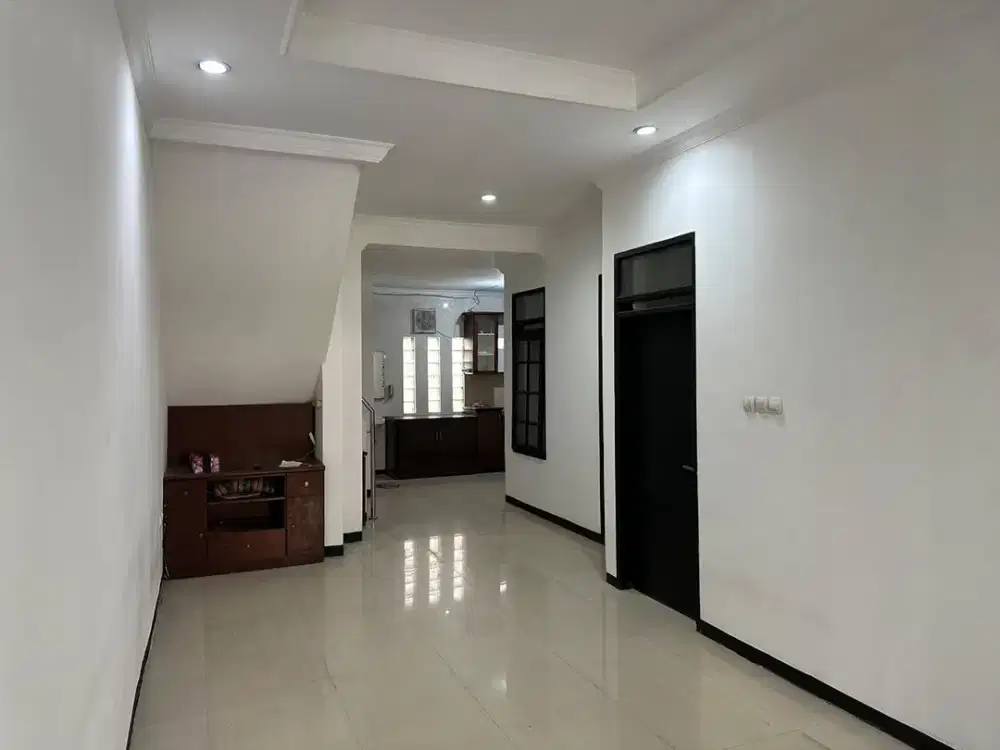 Rumah 3 Lantai Siap Huni di Taman Holis Indah