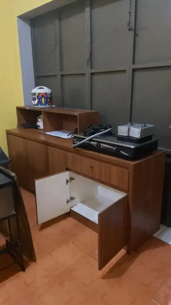 Meja kasir di jual keadaan seperti baru