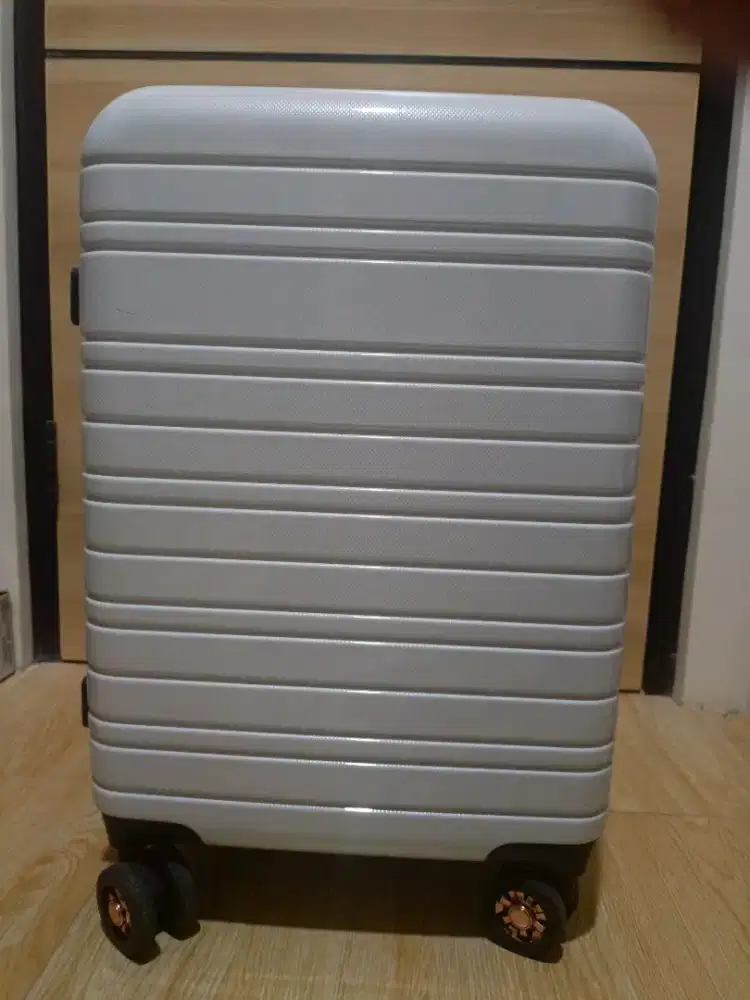 Koper Passport 20 inch warna putih.. Nego