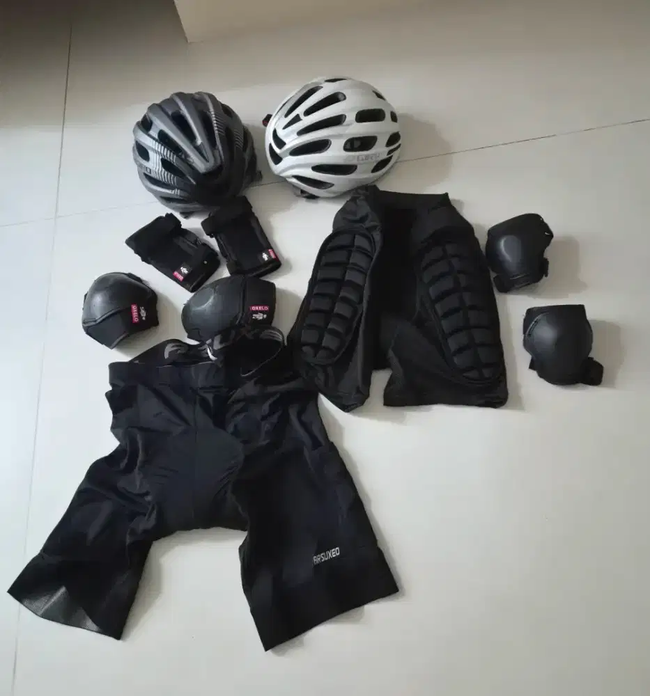 Celana helm dan pelindung siku lutut