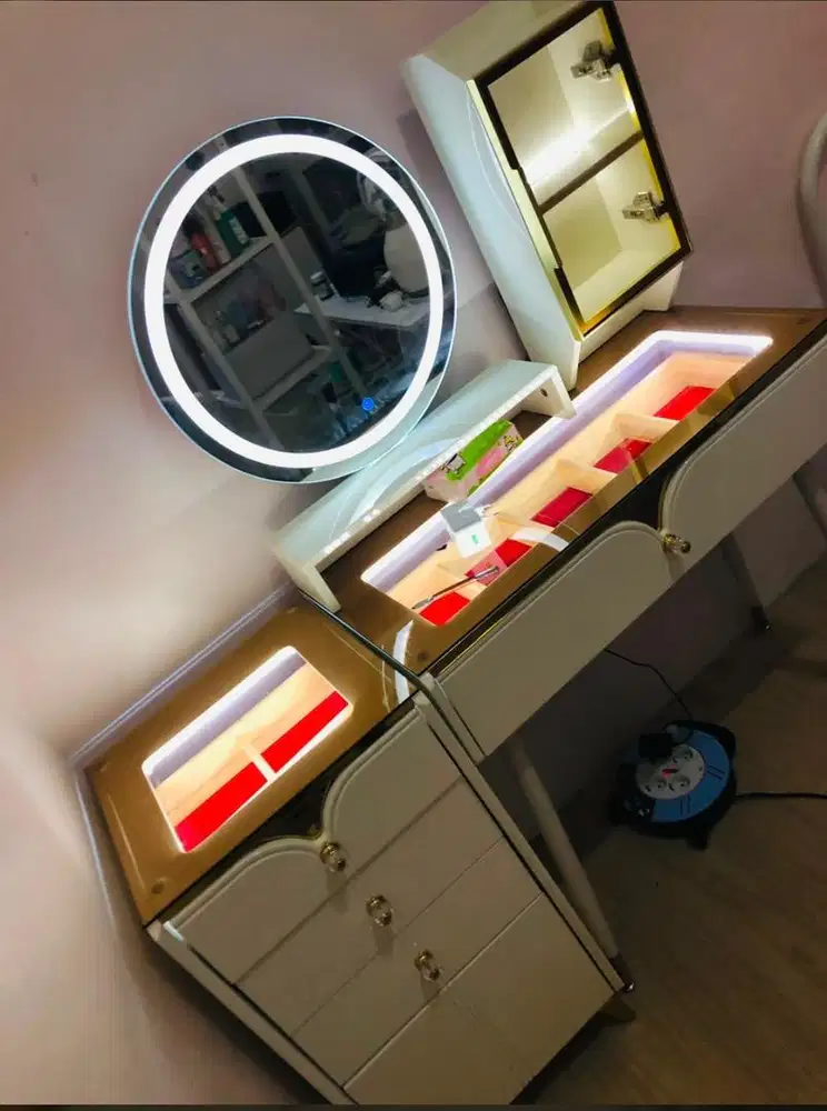 Meja Rias kayu minimalis