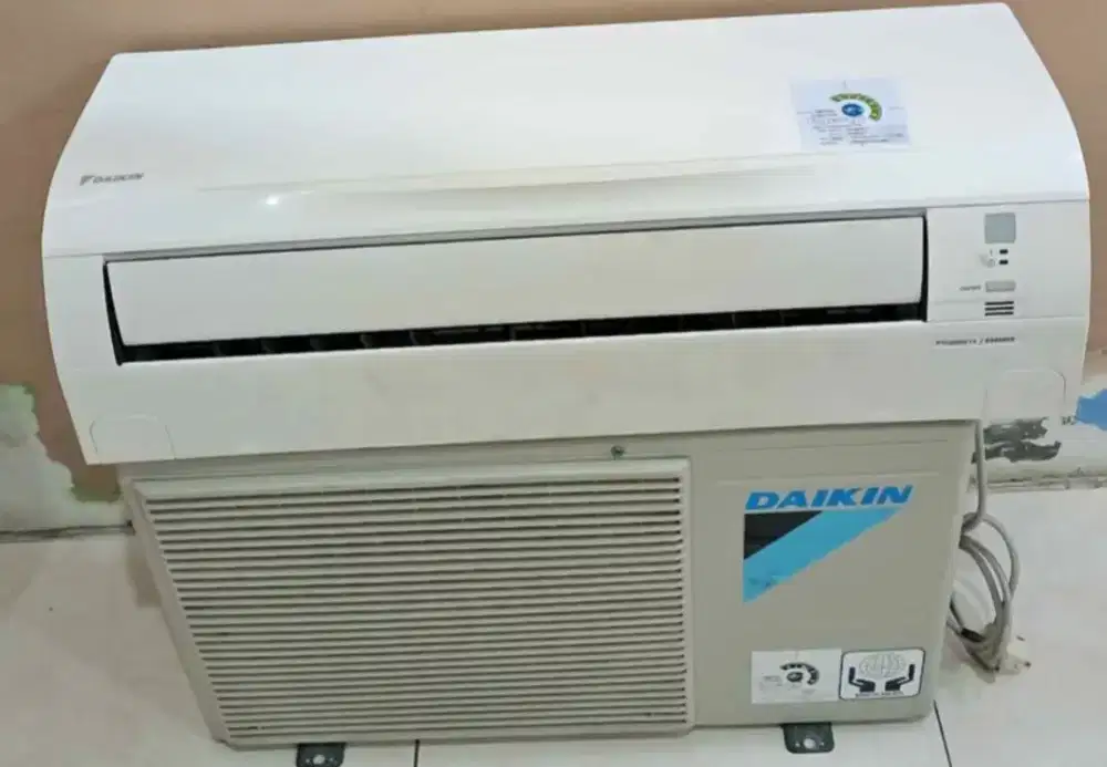 Jual ac daikin tailand 1/2 pk R32 lowat 360 watt kondisi 95% ori semua
